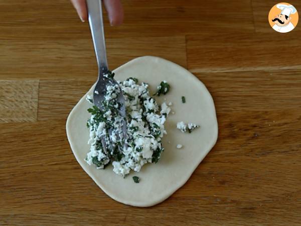 Tyrkiske pandekager fyldt med feta, citron og persille - Gözleme - Forberedelse trin 6