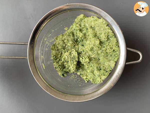 Air Fryer courgettefritter med yoghurt- og fetasauce - Forberedelse trin 1