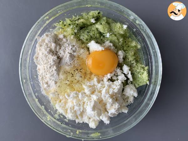 Air Fryer courgettefritter med yoghurt- og fetasauce - Forberedelse trin 2