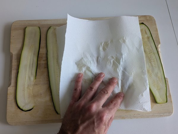 Courgette parmigiana i air fryer: hurtig, let og sprød - Forberedelse trin 4