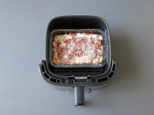 Courgette parmigiana i air fryer: hurtig, let og sprød - Forberedelse trin 9