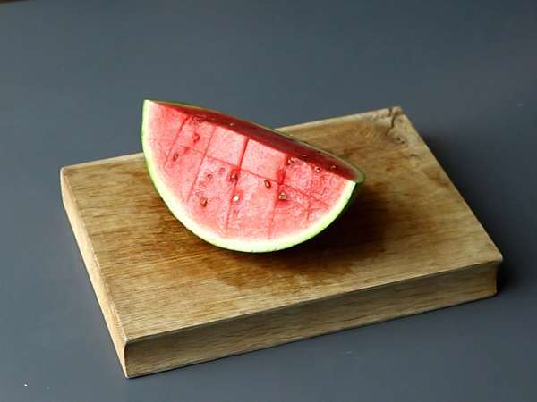 Rød frugtsalat: jordbær, hindbær, kirsebær og vandmelon, perfekt til sommeren! - Forberedelse trin 1