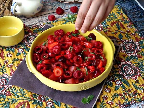 Rød frugtsalat: jordbær, hindbær, kirsebær og vandmelon, perfekt til sommeren! - Forberedelse trin 5