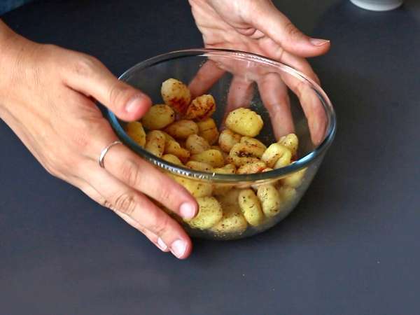 Sprød gnocchi-salat, ultra trendy, velsmagende og afbalanceret, perfekt til sommeren! - Forberedelse trin 1