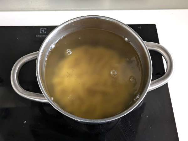 Kold pasta med rucola-pesto, cherrytomater og mozzarella: den friske og hurtige sommeropskrift - Forberedelse trin 1