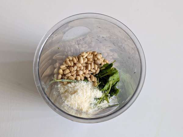 Kold pasta med rucola-pesto, cherrytomater og mozzarella: den friske og hurtige sommeropskrift - Forberedelse trin 2