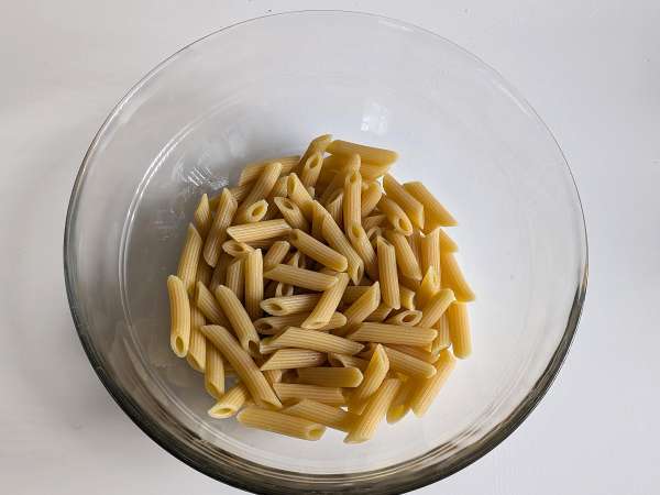 Kold pasta med rucola-pesto, cherrytomater og mozzarella: den friske og hurtige sommeropskrift - Forberedelse trin 4