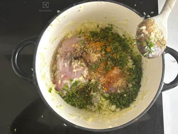 Traditionelt marokkansk wienerbrød med murstensdej, kylling og krydderier - Forberedelse trin 3