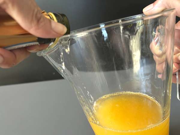 Agua de Valencia, en middelhavscocktail med cava og appelsin, som du kan lave derhjemme. - Forberedelse trin 4