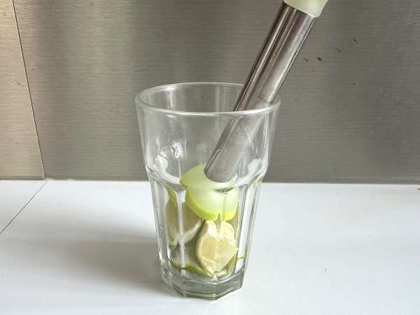 Lemon Caipirinha: den brasilianske drink, der er nem at lave uden en cocktailshaker - Forberedelse trin 3