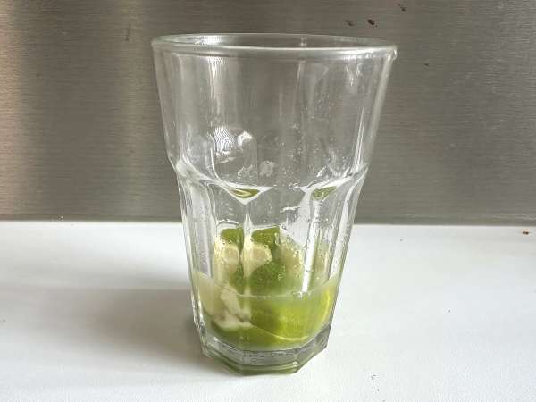 Lemon Caipirinha: den brasilianske drink, der er nem at lave uden en cocktailshaker - Forberedelse trin 4