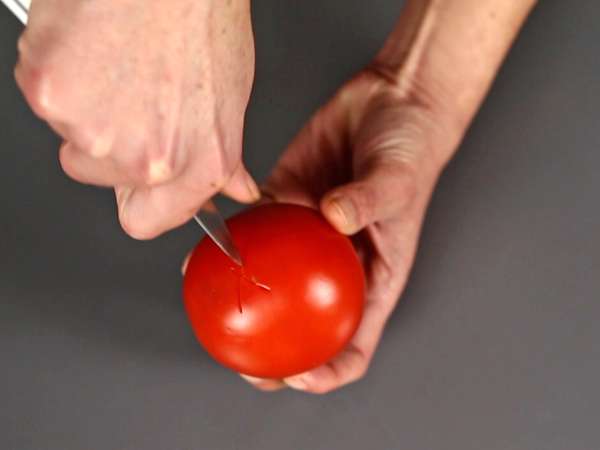 En fyldig, rå tomatsauce, der er ideel som topping på en pizza eller en pinsa. - Forberedelse trin 1