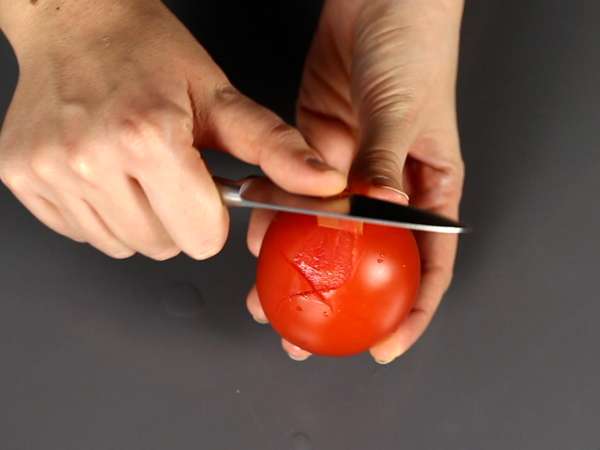 En fyldig, rå tomatsauce, der er ideel som topping på en pizza eller en pinsa. - Forberedelse trin 3
