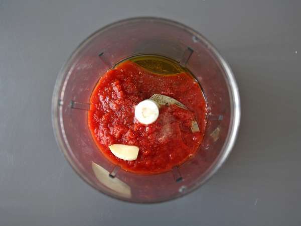 En fyldig, rå tomatsauce, der er ideel som topping på en pizza eller en pinsa. - Forberedelse trin 4