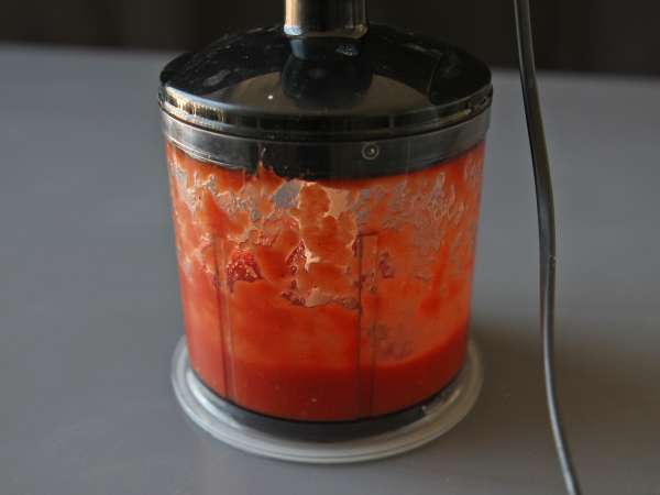 En fyldig, rå tomatsauce, der er ideel som topping på en pizza eller en pinsa. - Forberedelse trin 5