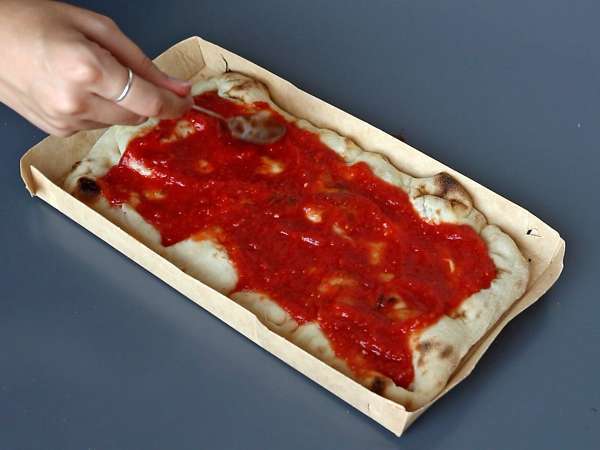 En fyldig, rå tomatsauce, der er ideel som topping på en pizza eller en pinsa. - Forberedelse trin 6