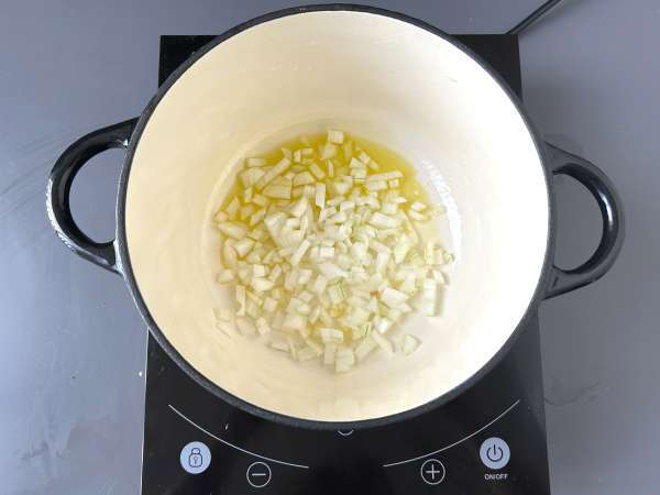 Zucchini- og grøn æblecreme med yoghurt klar på 30 minutter - Forberedelse trin 2