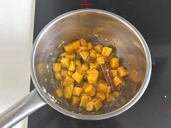 Hjemmelavet mangochutney: det søde og sure indiske krydderi, der passer til alt - Forberedelse trin 4