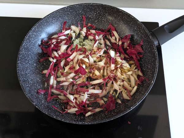 Cremet pasta med radicchio, sprød bacon og valnødder: hurtig og uimodståelig opskrift - Forberedelse trin 2