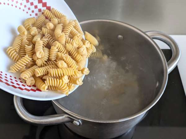 Cremet pasta med radicchio, sprød bacon og valnødder: hurtig og uimodståelig opskrift - Forberedelse trin 3