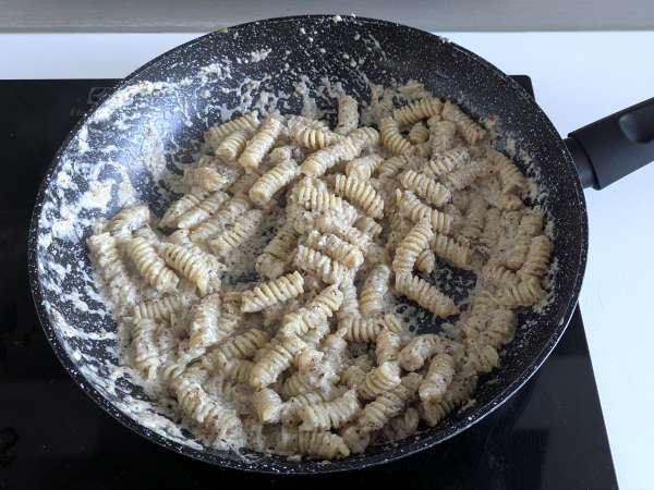 Cremet pasta med radicchio, sprød bacon og valnødder: hurtig og uimodståelig opskrift - Forberedelse trin 6