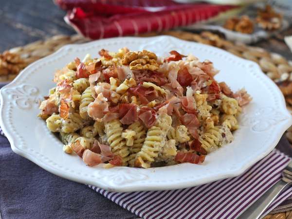 Cremet pasta med radicchio, sprød bacon og valnødder: hurtig og uimodståelig opskrift - Forberedelse trin 7