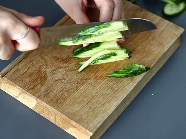 Farverig salat med ris vermicelli og rejer og en krydret peanutsauce - Forberedelse trin 1