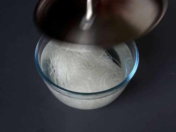 Farverig salat med ris vermicelli og rejer og en krydret peanutsauce - Forberedelse trin 2