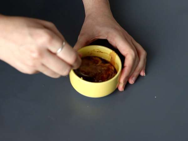 Farverig salat med ris vermicelli og rejer og en krydret peanutsauce - Forberedelse trin 3