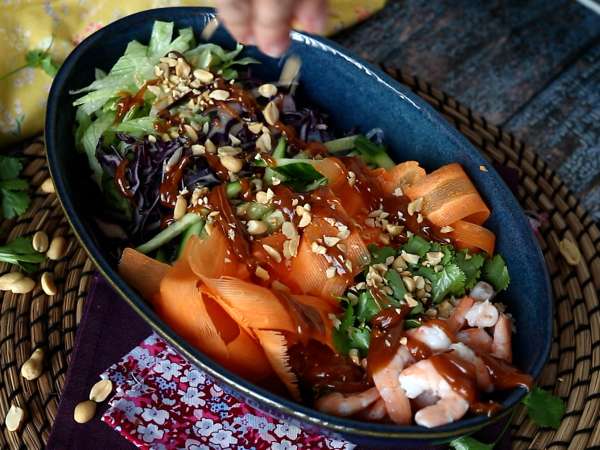 Farverig salat med ris vermicelli og rejer og en krydret peanutsauce - Forberedelse trin 5
