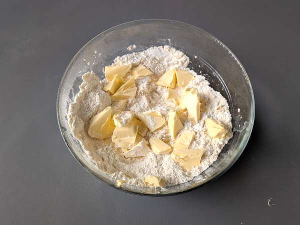 Tærte med jordbærmarmelade: klassisk opskrift på mørdej (også hjerter) - Forberedelse trin 2