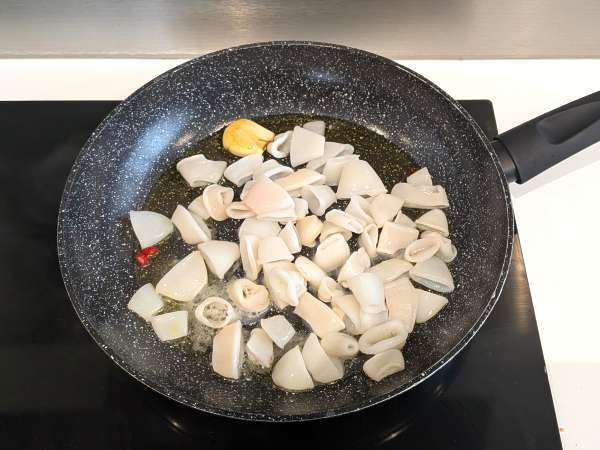 Pasta med frosne blæksprutter og cherrytomater: enkel og velsmagende opskrift - Forberedelse trin 2