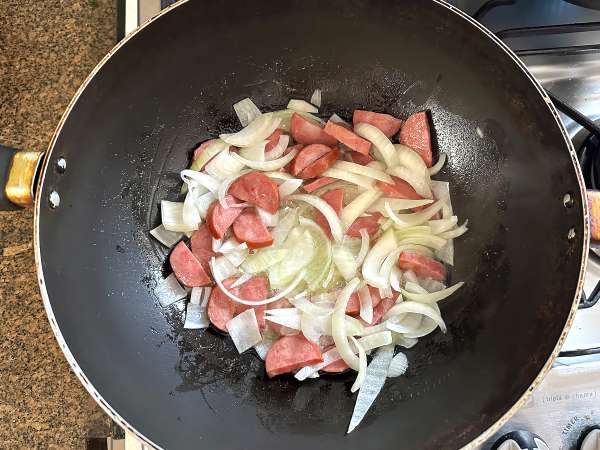 Golden pepperoni farofa med æg og gulerod - Forberedelse trin 1