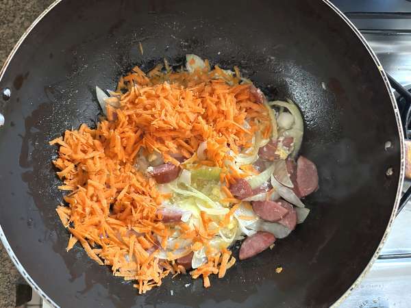 Golden pepperoni farofa med æg og gulerod - Forberedelse trin 2