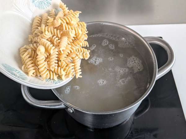 Cremet bagt pasta med gratinerede ærter og skinke - Forberedelse trin 7