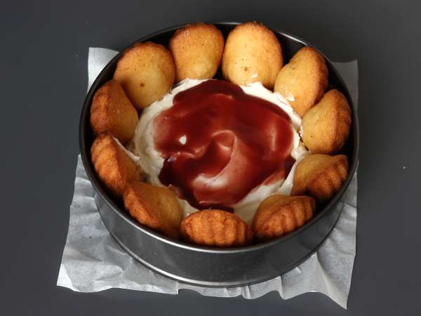 Charlotte med røde frugter og madeleines - Forberedelse trin 5