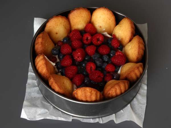 Charlotte med røde frugter og madeleines - Forberedelse trin 6