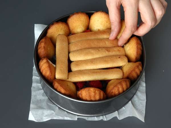 Charlotte med røde frugter og madeleines - Forberedelse trin 7