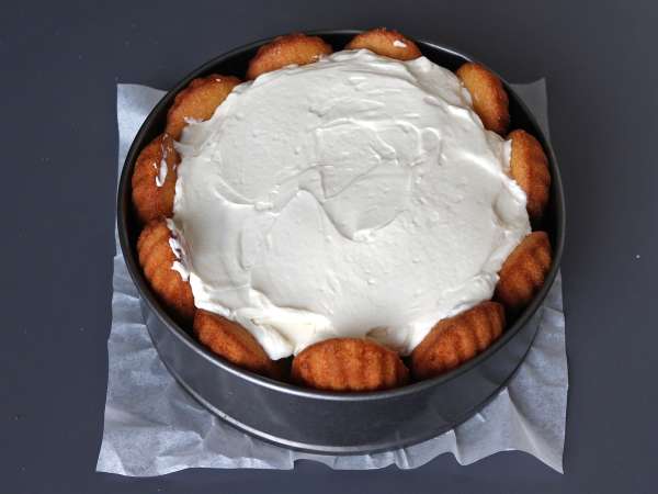 Charlotte med røde frugter og madeleines - Forberedelse trin 8