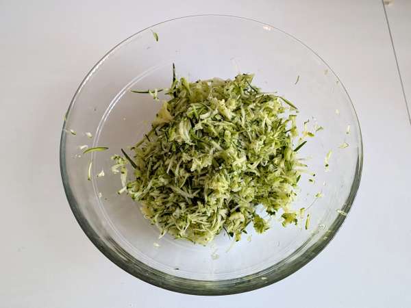 Conchiglioni fyldt med ricotta, courgetter og citron: cremet og gratineret i ovnen - Forberedelse trin 1