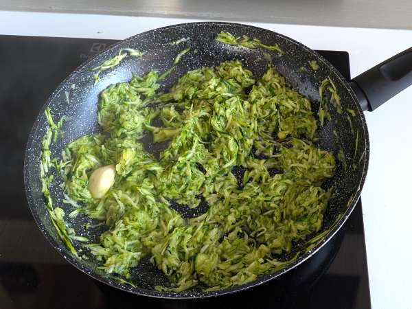 Conchiglioni fyldt med ricotta, courgetter og citron: cremet og gratineret i ovnen - Forberedelse trin 2