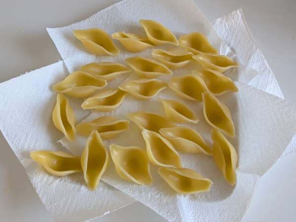 Conchiglioni fyldt med ricotta, courgetter og citron: cremet og gratineret i ovnen - Forberedelse trin 3