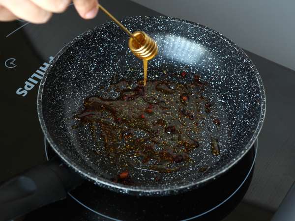 Spejlæg med honning og mozzarella, den søde, salte og krydrede ekspresmorgenmad! - Forberedelse trin 1