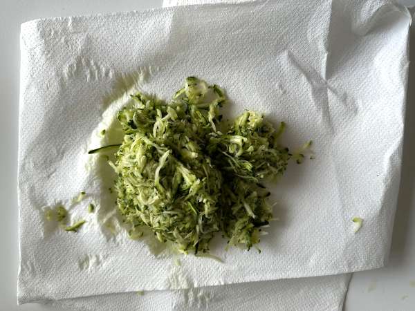 Ultrafugtig kage med pistacie, lime og courgette - Forberedelse trin 1