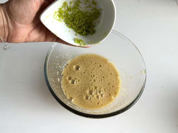 Ultrafugtig kage med pistacie, lime og courgette - Forberedelse trin 4