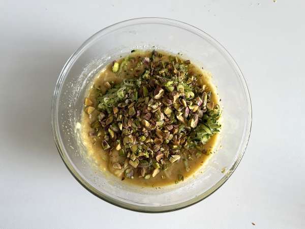 Ultrafugtig kage med pistacie, lime og courgette - Forberedelse trin 6