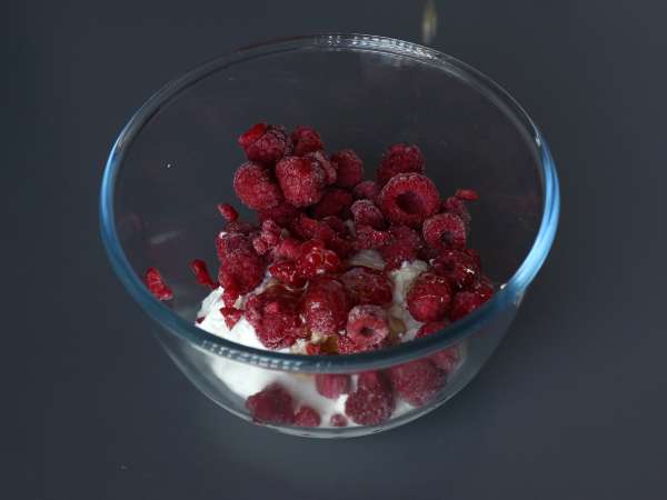 Is med skyr, hindbær og chokolade. Den sunde snack til solrige dage! - Forberedelse trin 1