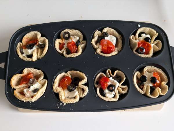 Brødkurve med mozzarella, cherrytomater og sorte oliven - Forberedelse trin 6