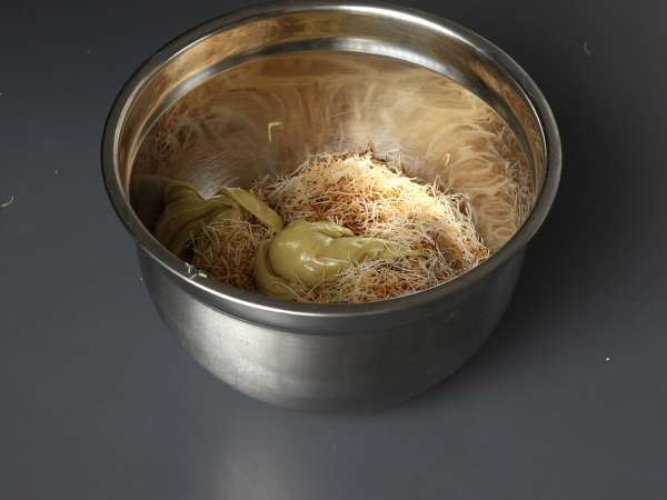Dubai chewy cookies, den virale opskrift på mochis med pistacie og kadaif-fyld - Forberedelse trin 3