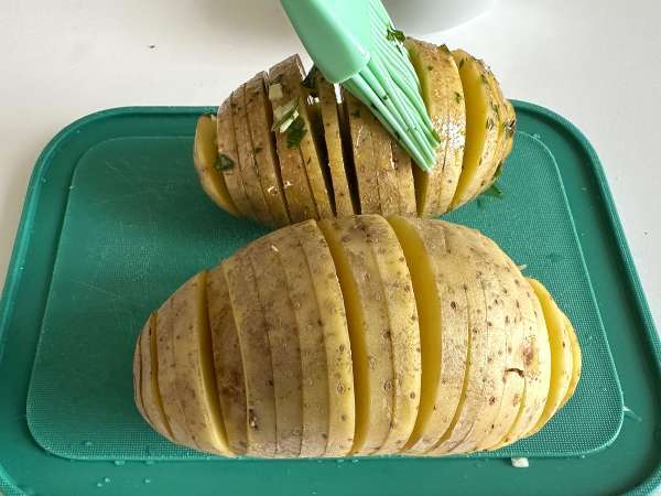 Hasselback-kartofler i luftfryseren: sprøde, smeltende i munden og ultra-nemme! - Forberedelse trin 4